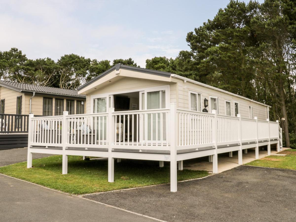 The Rodley Pines Villa Scarborough Exterior photo